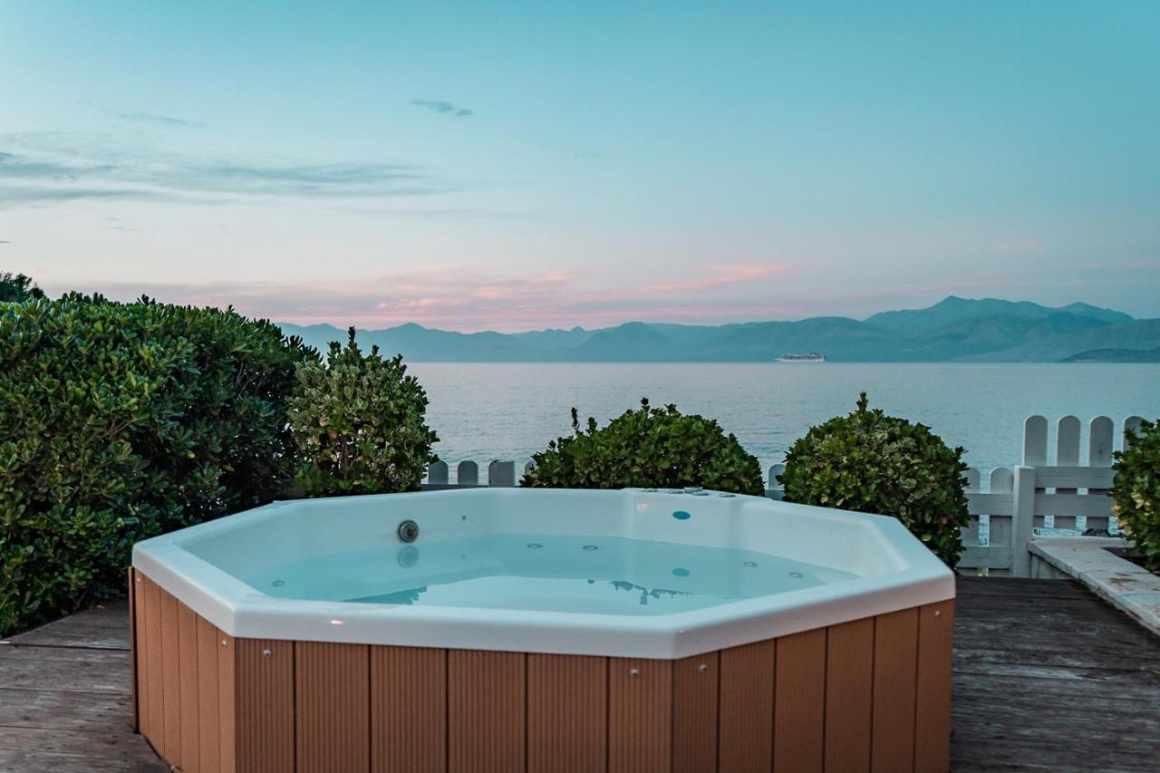 Neptune Sea House - Beachfront / Jacuzzi Agios Spyridon  Exterior foto