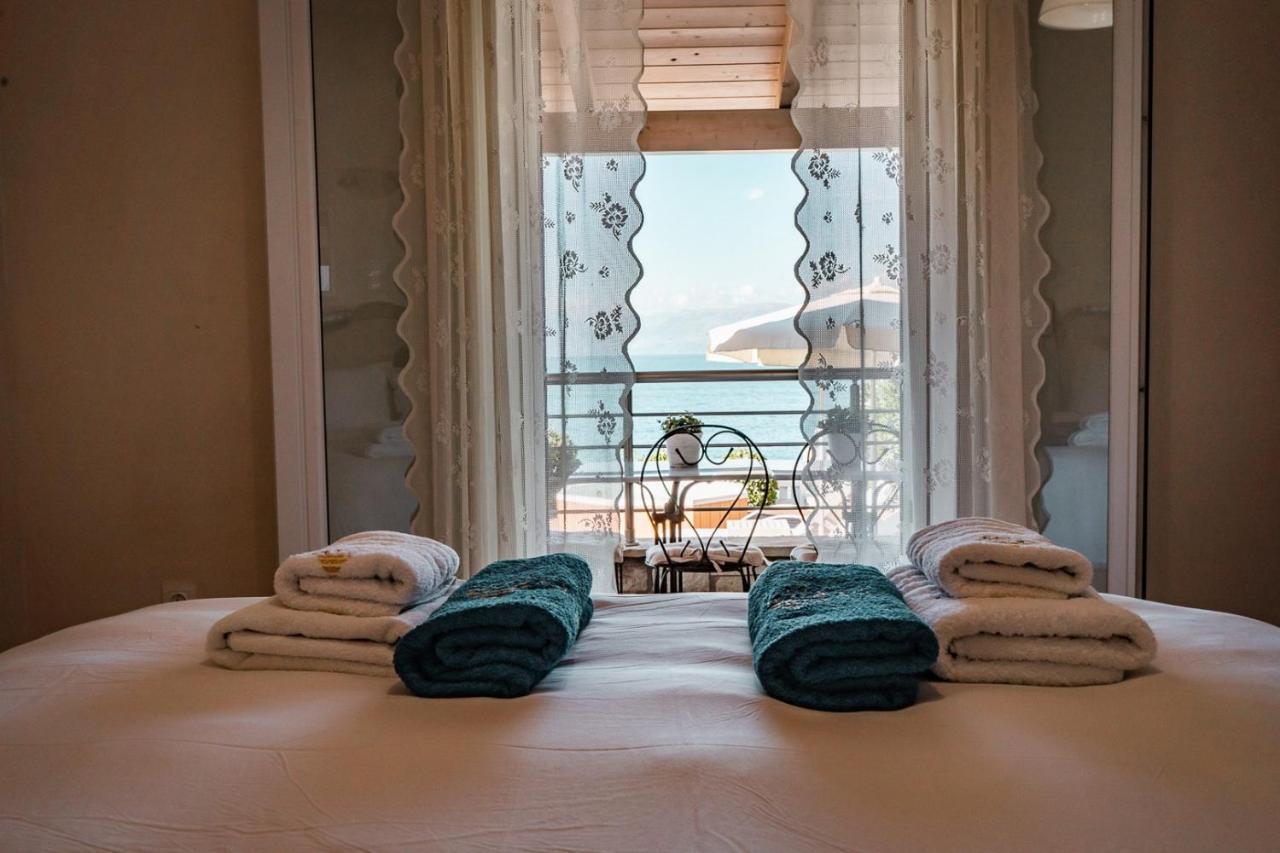 Neptune Sea House - Beachfront / Jacuzzi Agios Spyridon  Exterior foto